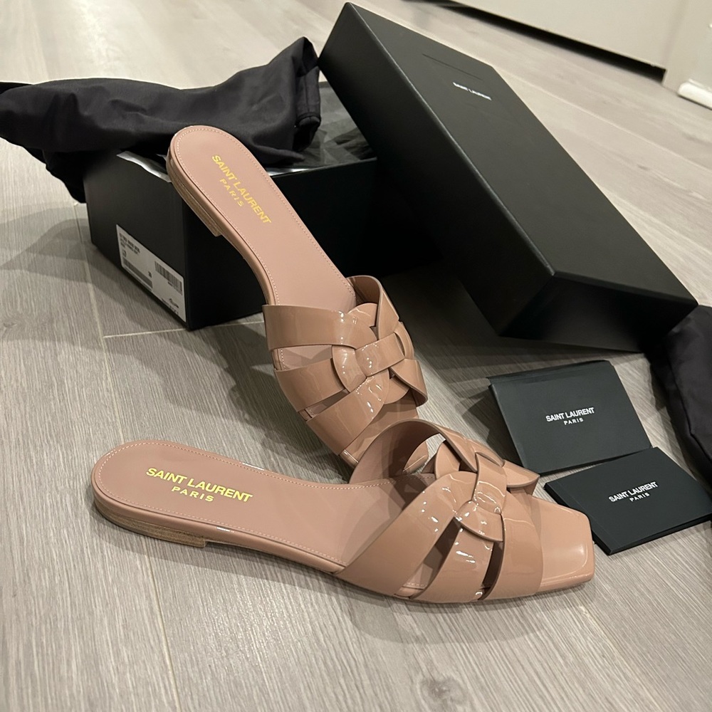 SAINT LAURENT TRIBUTE MULES IN PATENT LEATHER (39)